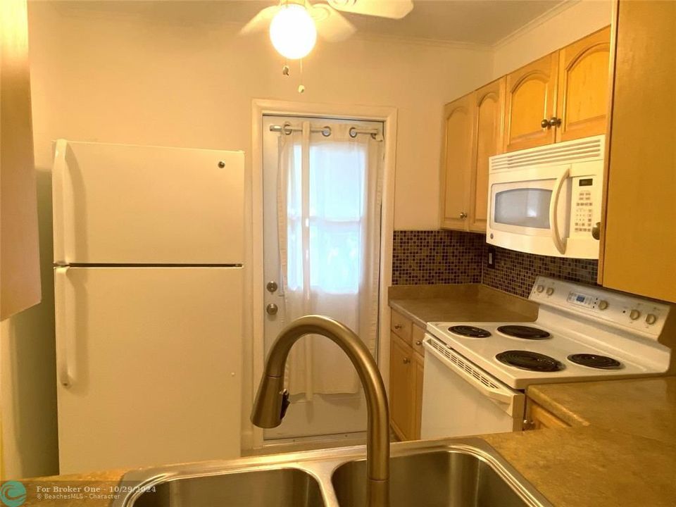 For Sale: $185,000 (2 beds, 1 baths, 840 Square Feet)