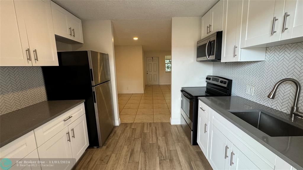 For Rent: $1,900 (2 beds, 1 baths, 830 Square Feet)