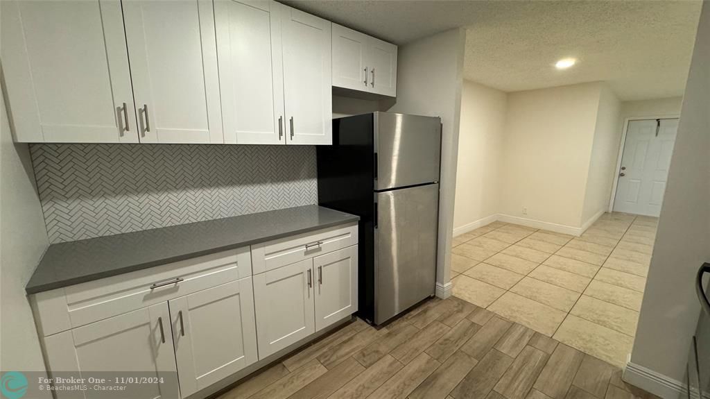 For Rent: $1,900 (2 beds, 1 baths, 830 Square Feet)