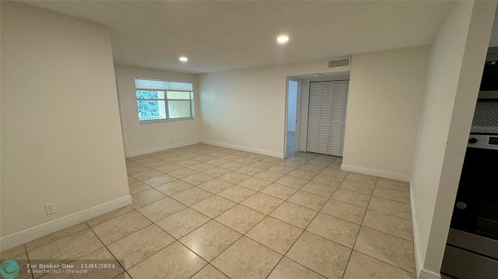 For Rent: $1,900 (2 beds, 1 baths, 830 Square Feet)