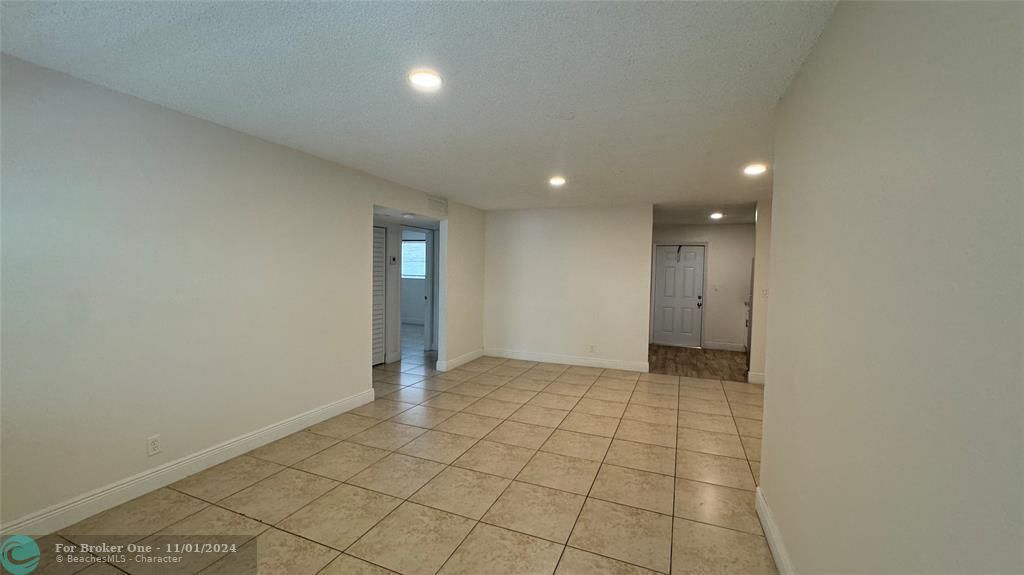 For Rent: $1,900 (2 beds, 1 baths, 830 Square Feet)