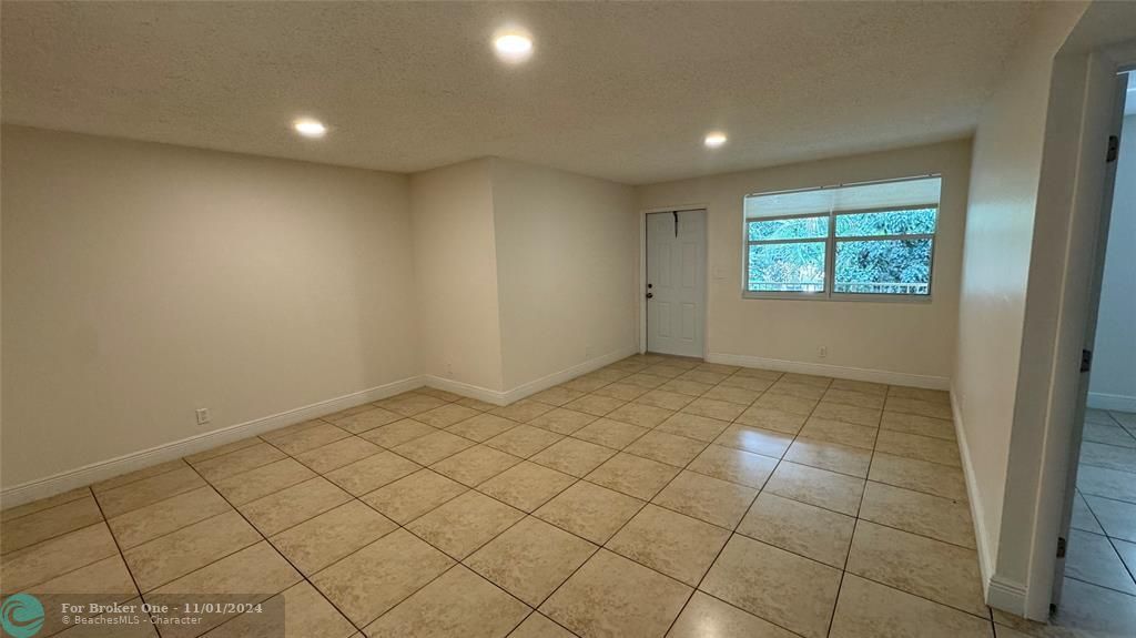 For Rent: $1,900 (2 beds, 1 baths, 830 Square Feet)