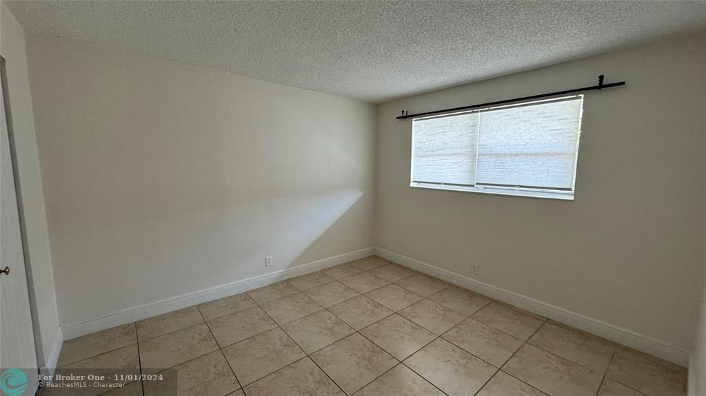 For Rent: $1,900 (2 beds, 1 baths, 830 Square Feet)