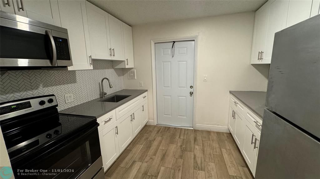 For Rent: $1,900 (2 beds, 1 baths, 830 Square Feet)