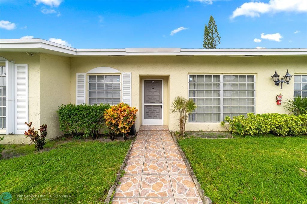 For Sale: $299,900 (2 beds, 2 baths, 944 Square Feet)