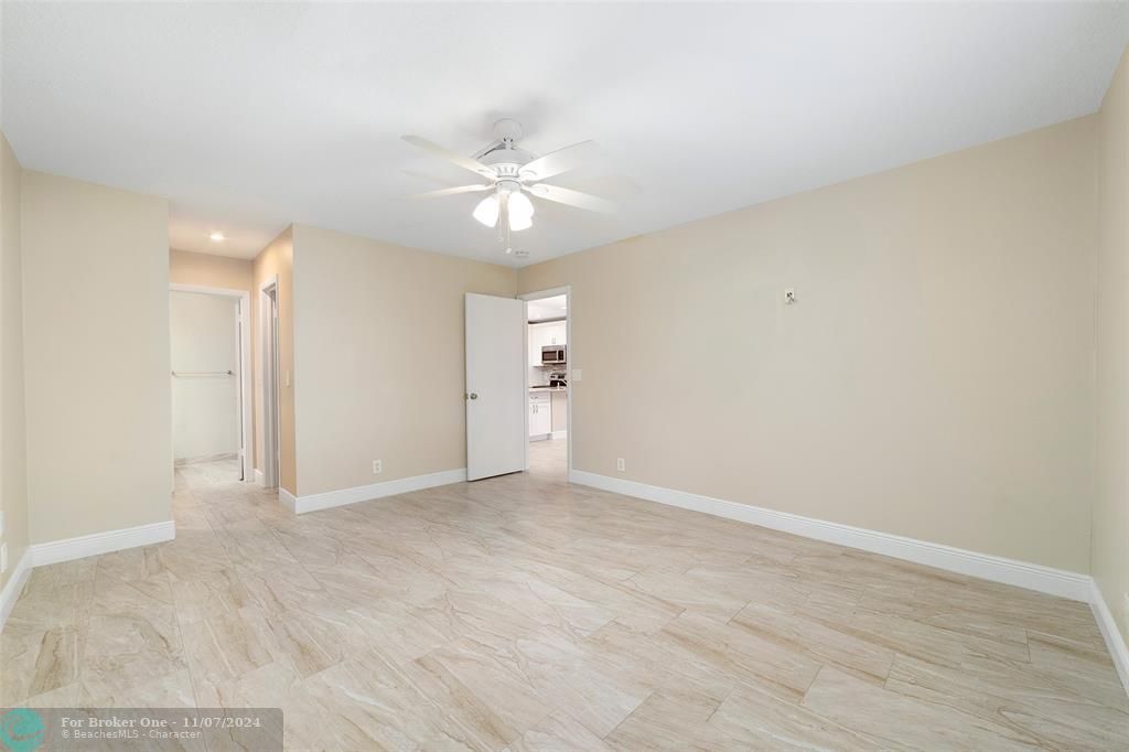 For Sale: $299,900 (2 beds, 2 baths, 944 Square Feet)