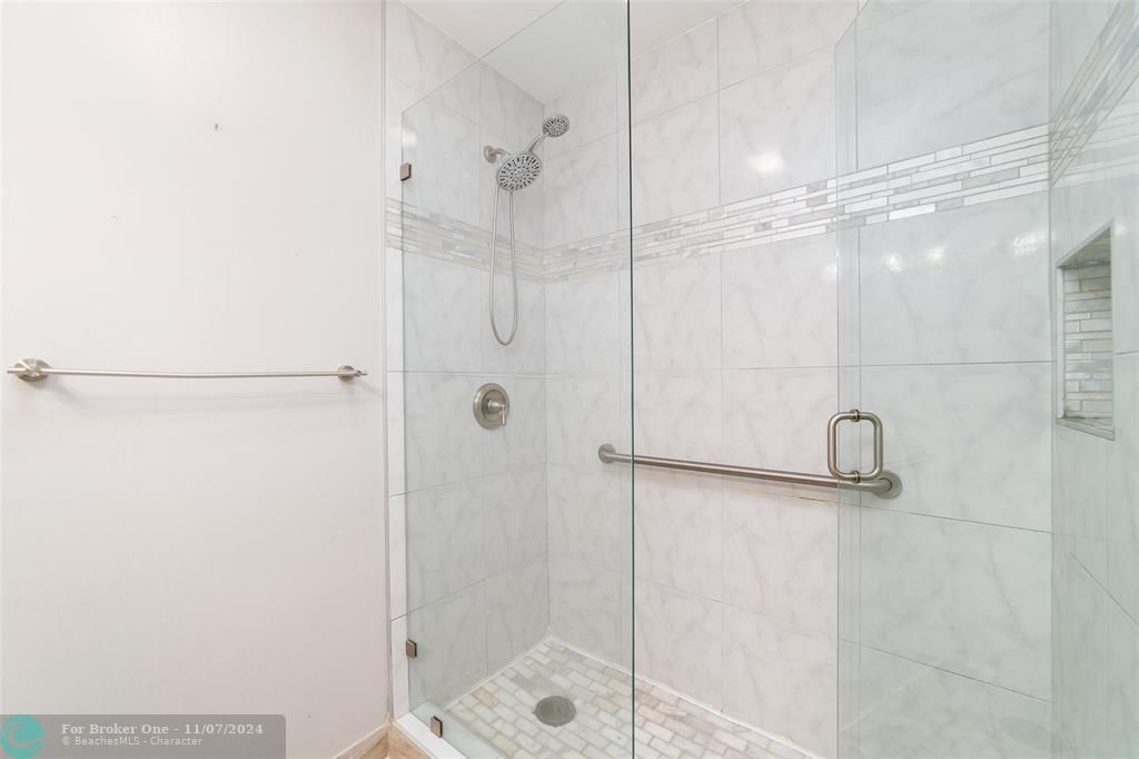 For Sale: $299,900 (2 beds, 2 baths, 944 Square Feet)