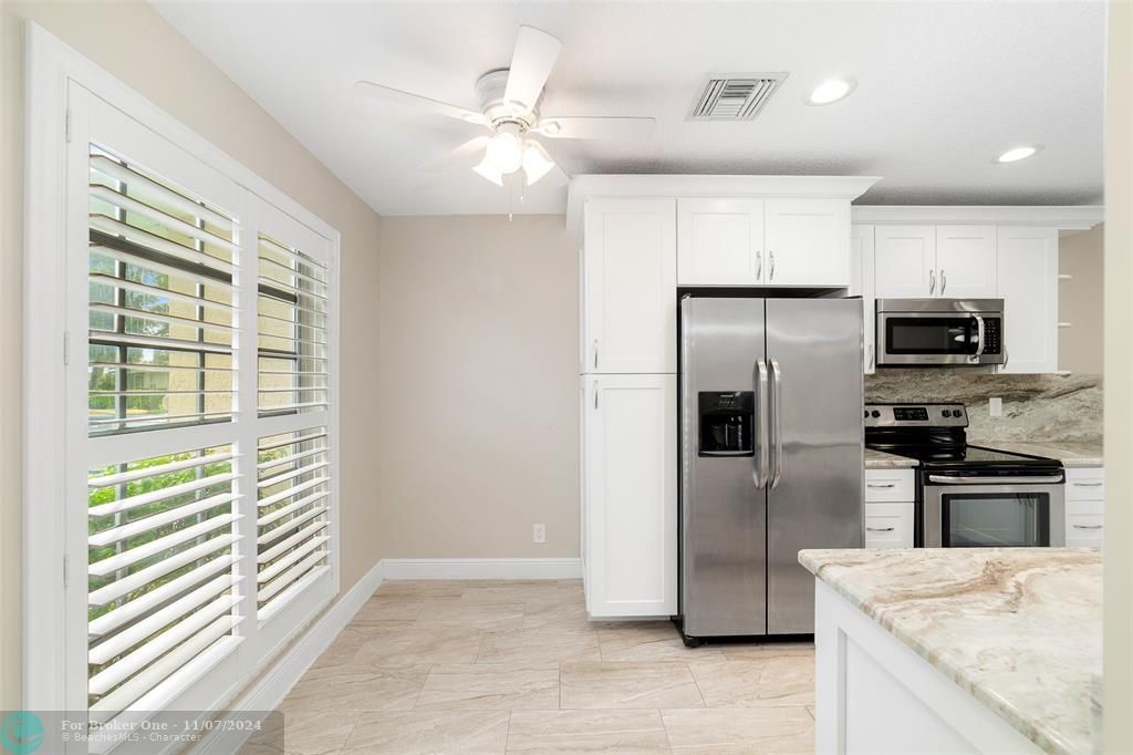 For Sale: $299,900 (2 beds, 2 baths, 944 Square Feet)