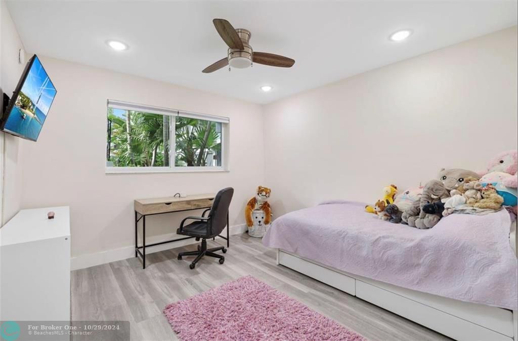 For Sale: $230,000 (2 beds, 2 baths, 933 Square Feet)