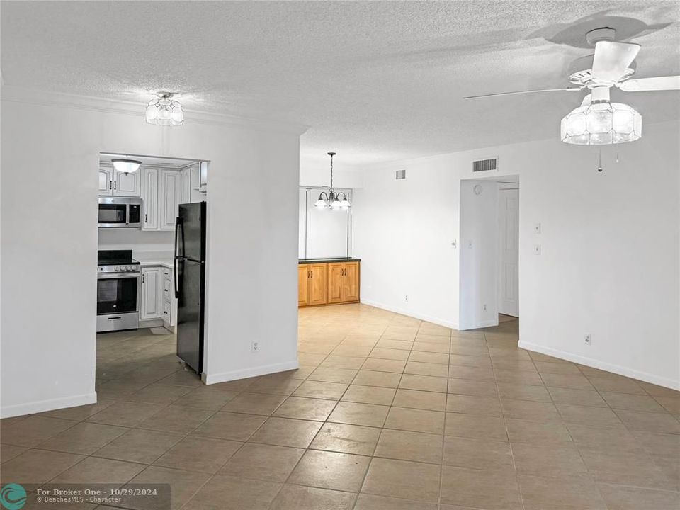 For Sale: $285,000 (2 beds, 2 baths, 1107 Square Feet)