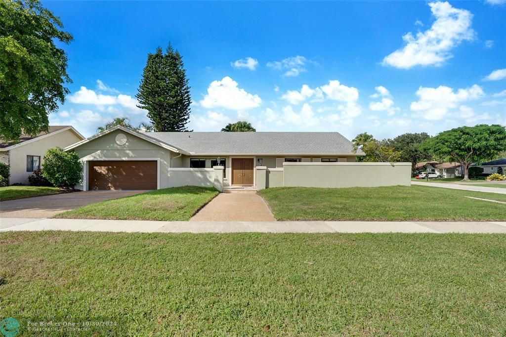 For Sale: $820,000 (3 beds, 2 baths, 2023 Square Feet)