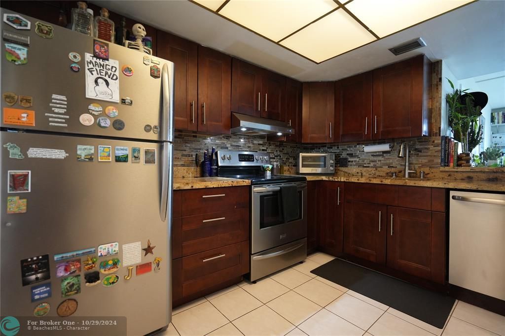 For Sale: $165,000 (2 beds, 2 baths, 1085 Square Feet)