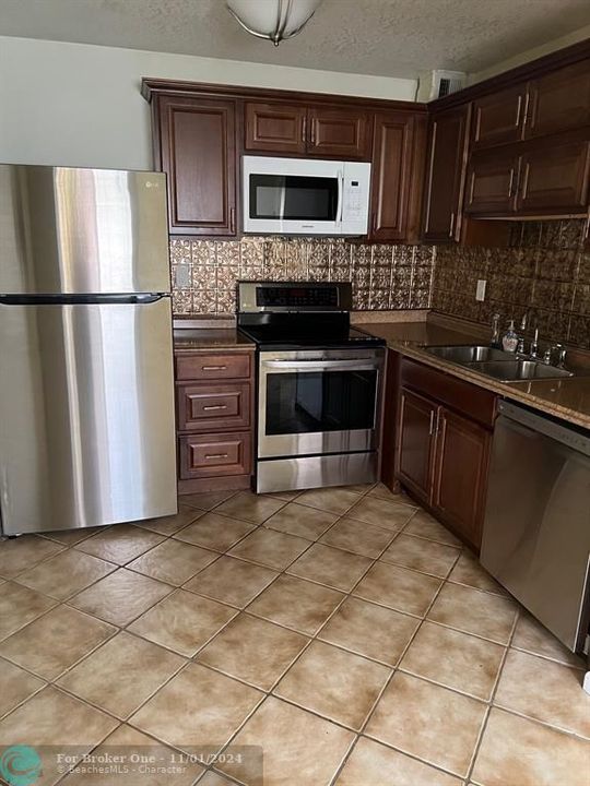 For Rent: $1,800 (1 beds, 1 baths, 807 Square Feet)