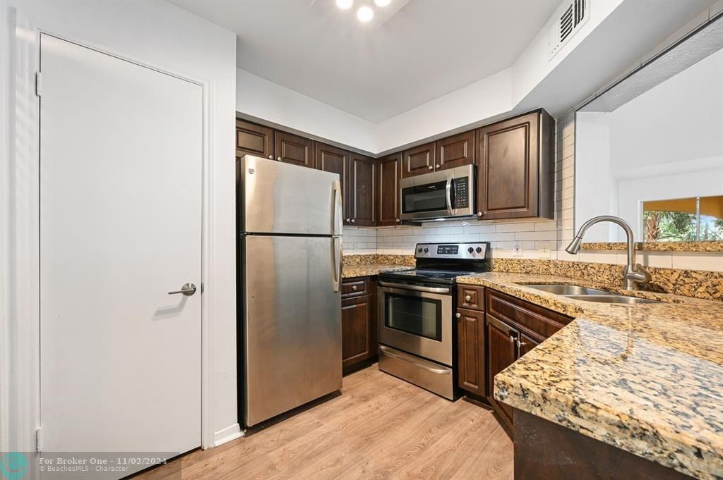 For Rent: $2,500 (2 beds, 2 baths, 1241 Square Feet)