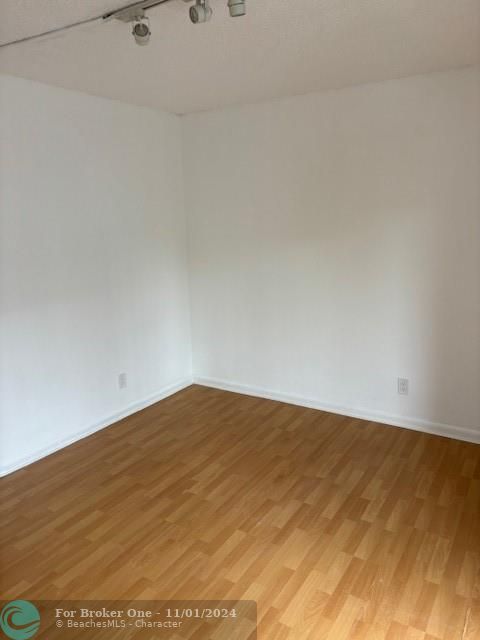 For Rent: $2,000 (2 beds, 2 baths, 1040 Square Feet)