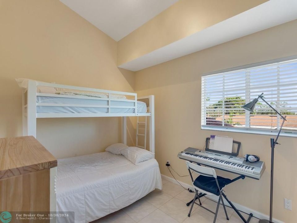 For Sale: $350,000 (3 beds, 3 baths, 2042 Square Feet)