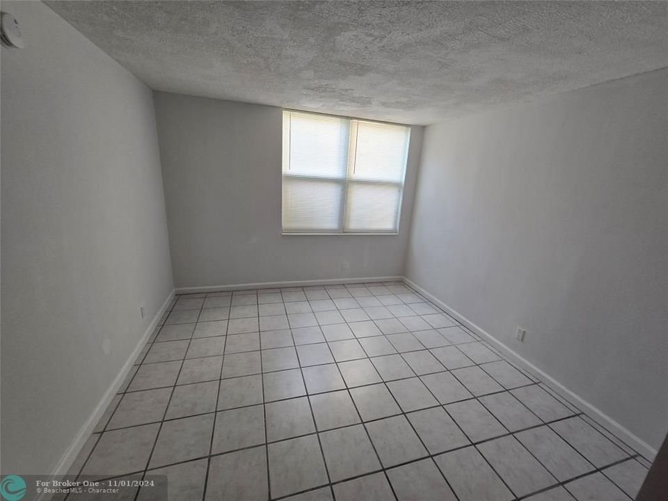 For Rent: $2,000 (2 beds, 2 baths, 965 Square Feet)