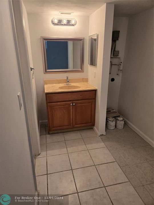 For Rent: $2,000 (2 beds, 2 baths, 965 Square Feet)