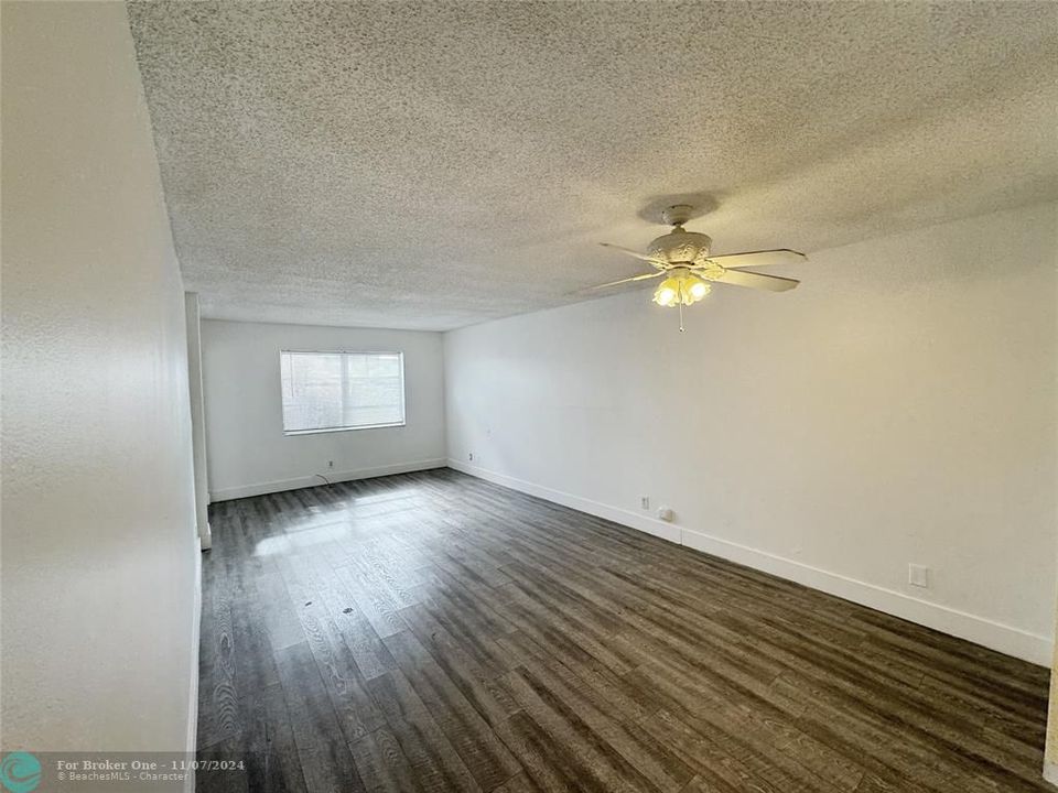 For Rent: $1,550 (1 beds, 1 baths, 720 Square Feet)