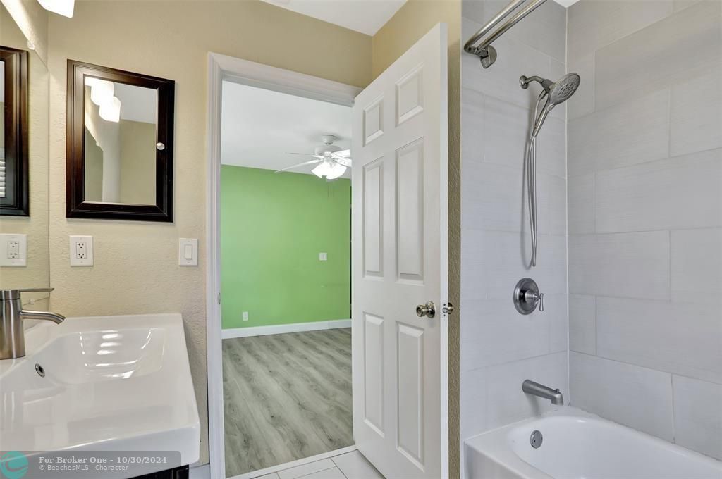 For Sale: $429,900 (2 beds, 2 baths, 1179 Square Feet)