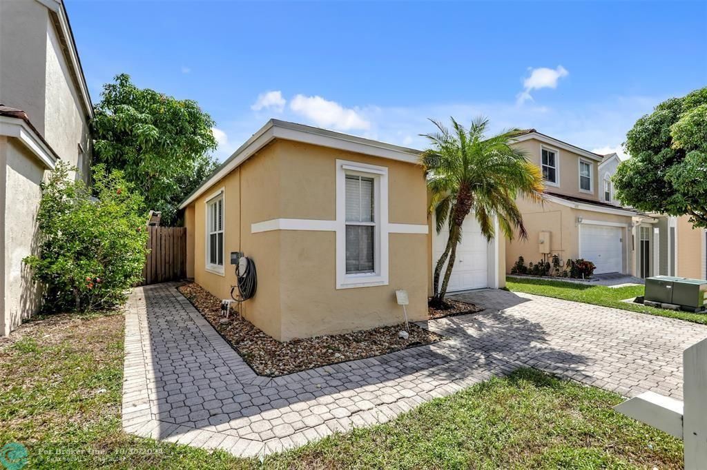 For Sale: $429,900 (2 beds, 2 baths, 1179 Square Feet)