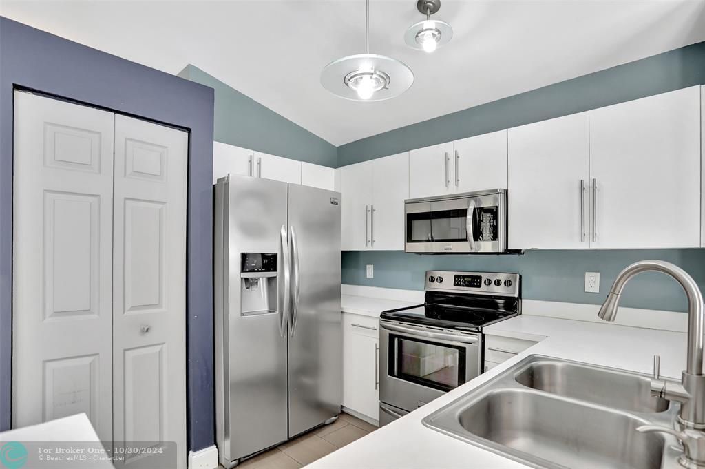 For Sale: $429,900 (2 beds, 2 baths, 1179 Square Feet)