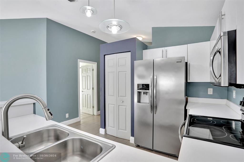 For Sale: $429,900 (2 beds, 2 baths, 1179 Square Feet)