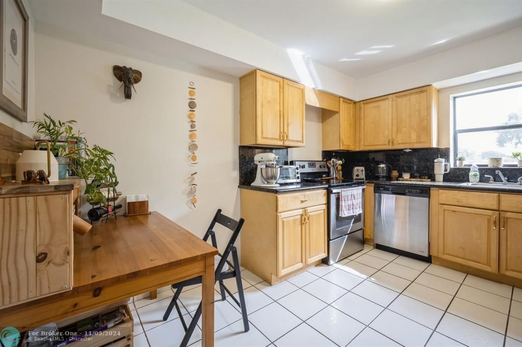 For Sale: $375,000 (2 beds, 2 baths, 1260 Square Feet)