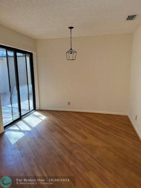 For Sale: $325,000 (2 beds, 2 baths, 1106 Square Feet)