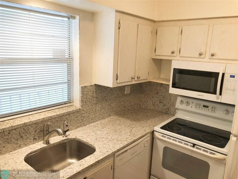 For Rent: $1,550 (1 beds, 1 baths, 720 Square Feet)