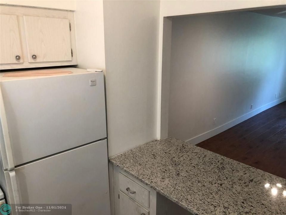 For Rent: $1,550 (1 beds, 1 baths, 720 Square Feet)