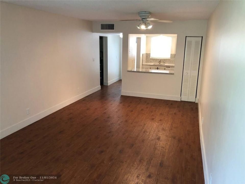 For Rent: $1,550 (1 beds, 1 baths, 720 Square Feet)