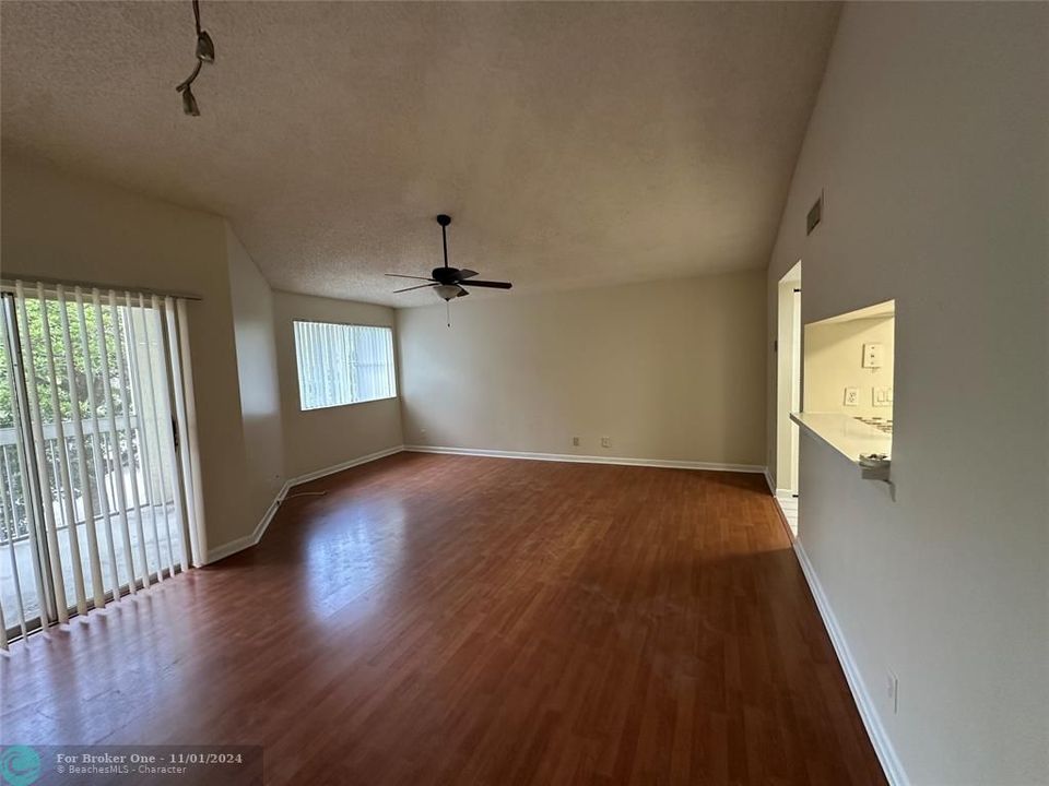 For Rent: $1,700 (1 beds, 1 baths, 800 Square Feet)