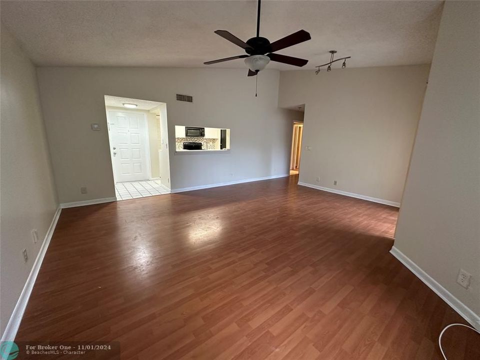 For Rent: $1,700 (1 beds, 1 baths, 800 Square Feet)