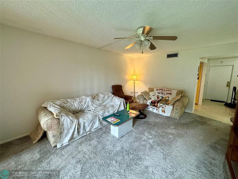 For Sale: $178,888 (1 beds, 1 baths, 900 Square Feet)