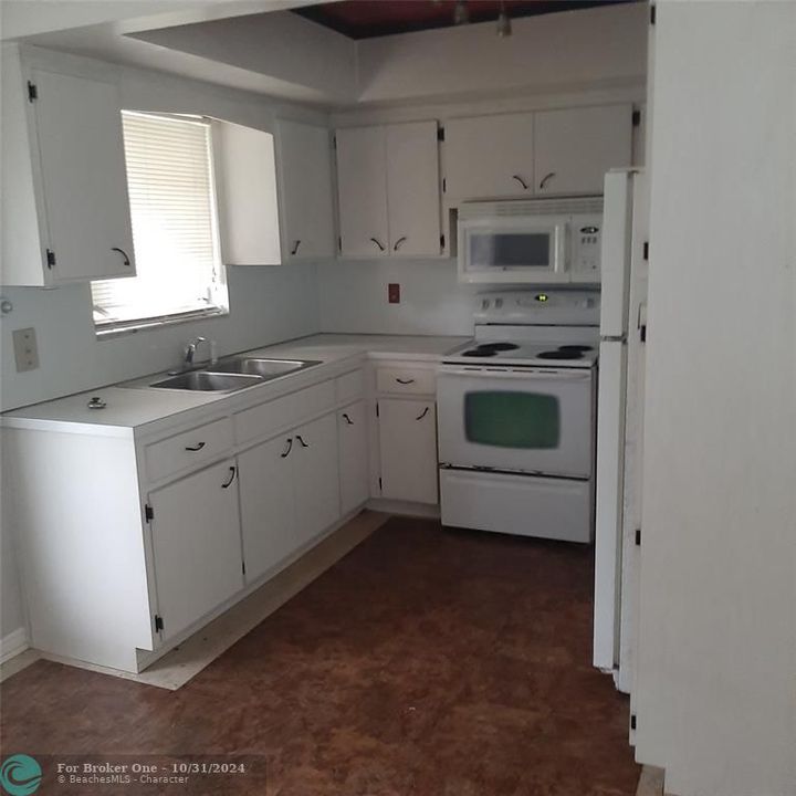 For Rent: $1,650 (1 beds, 1 baths, 748 Square Feet)