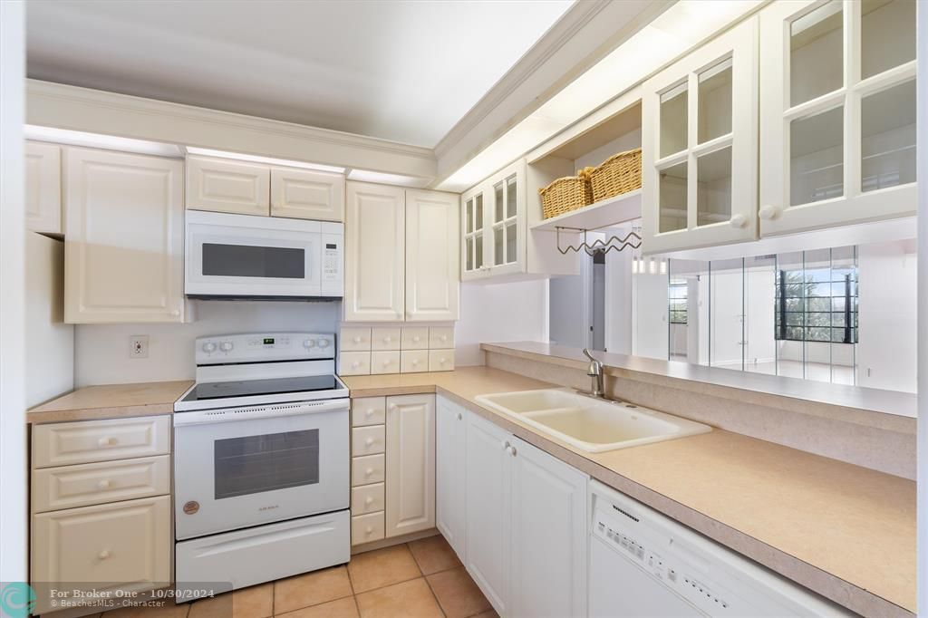 For Sale: $335,000 (2 beds, 2 baths, 1385 Square Feet)