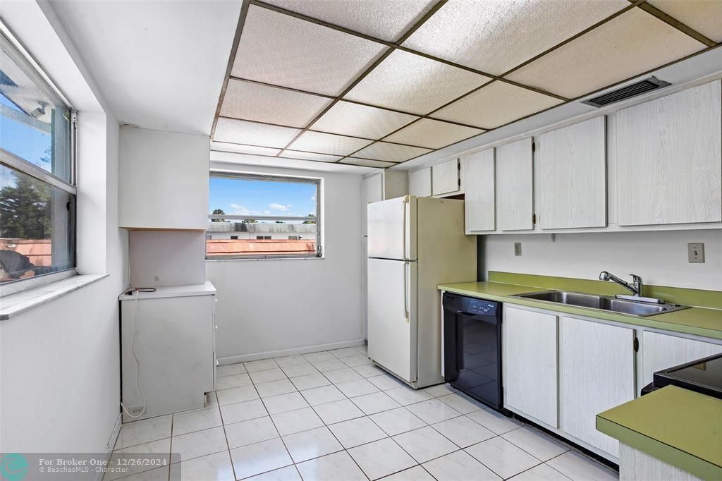 For Sale: $165,000 (2 beds, 2 baths, 845 Square Feet)