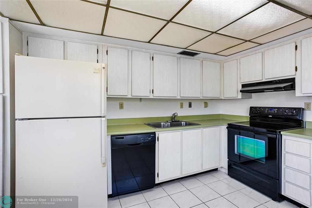 For Sale: $165,000 (2 beds, 2 baths, 845 Square Feet)