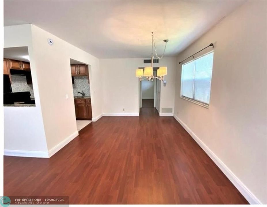 For Sale: $176,900 (1 beds, 1 baths, 727 Square Feet)