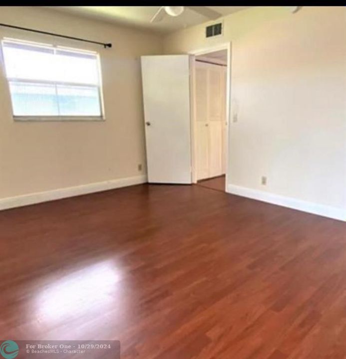 For Sale: $176,900 (1 beds, 1 baths, 727 Square Feet)