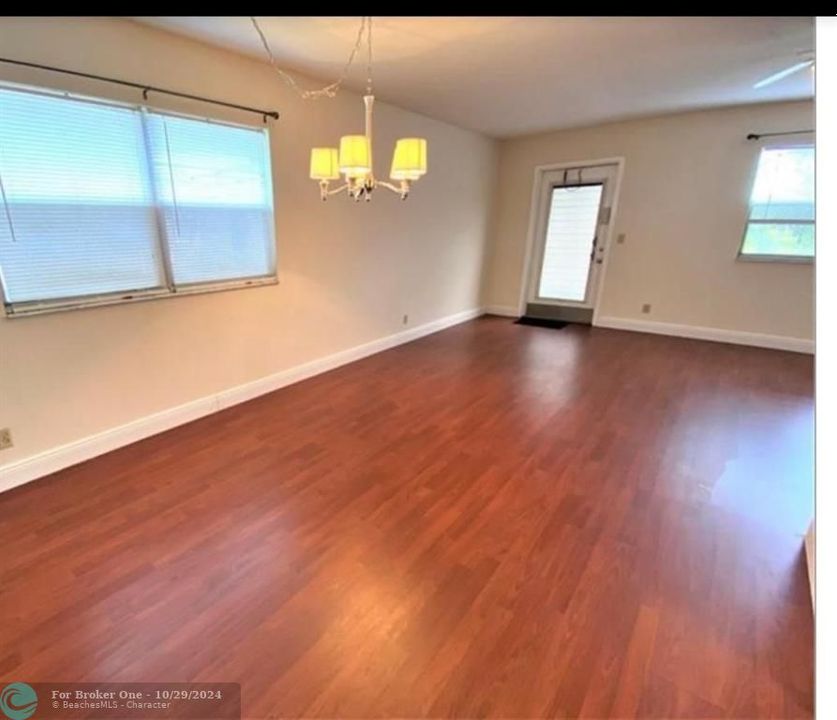 For Sale: $176,900 (1 beds, 1 baths, 727 Square Feet)