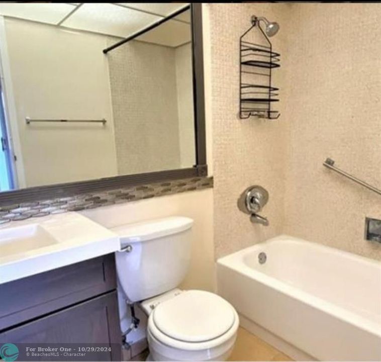 For Sale: $176,900 (1 beds, 1 baths, 727 Square Feet)