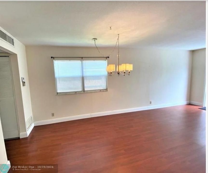 For Sale: $176,900 (1 beds, 1 baths, 727 Square Feet)