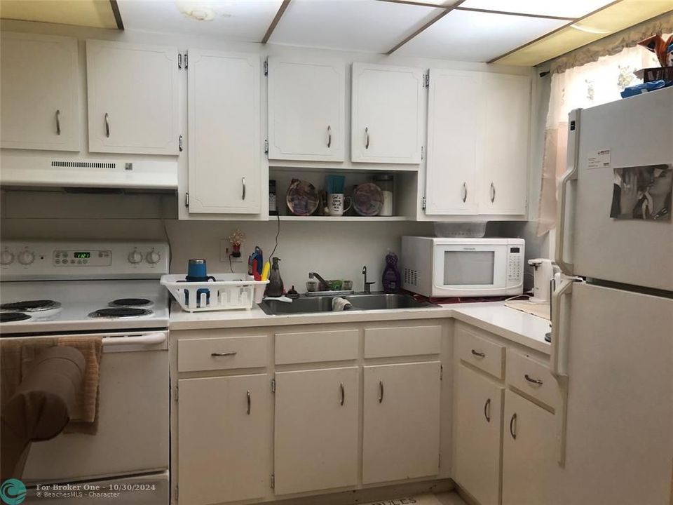 For Sale: $214,900 (2 beds, 2 baths, 996 Square Feet)