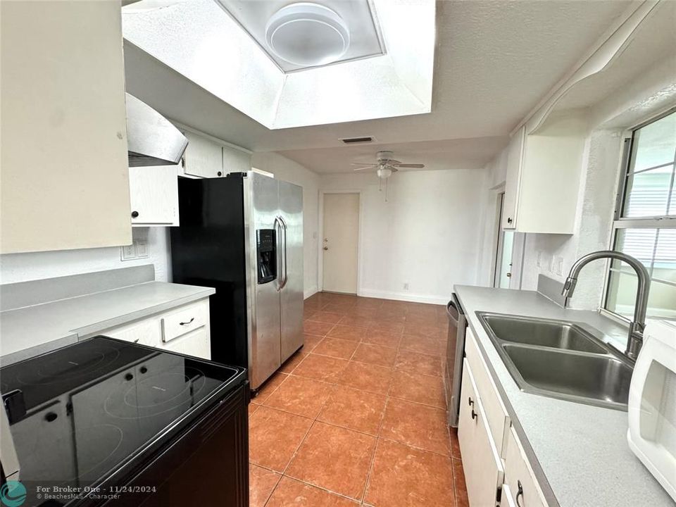 Active With Contract: $2,800 (2 beds, 2 baths, 1581 Square Feet)