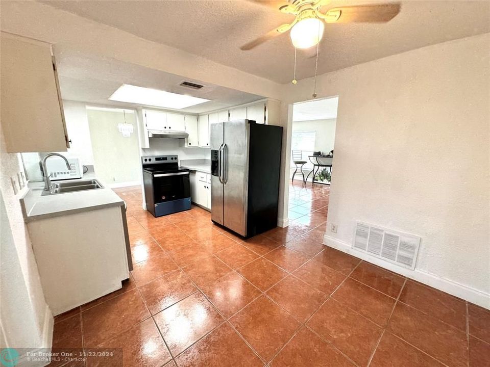 Active With Contract: $2,800 (2 beds, 2 baths, 1581 Square Feet)