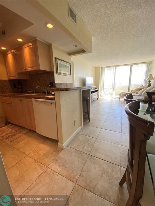 For Rent: $2,300 (1 beds, 1 baths, 721 Square Feet)