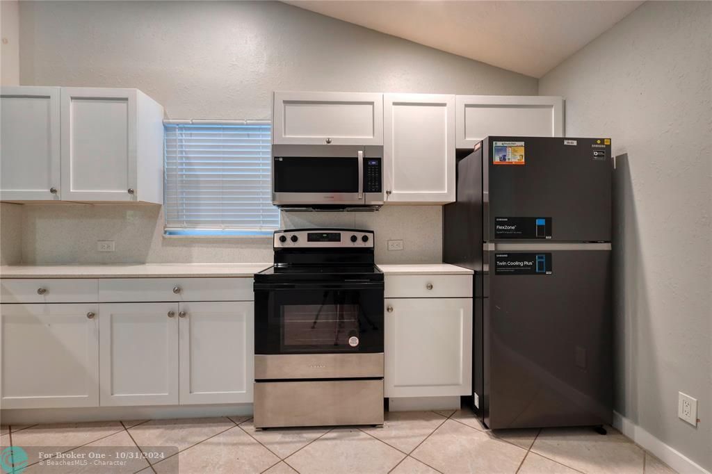 For Rent: $2,300 (2 beds, 1 baths, 962 Square Feet)