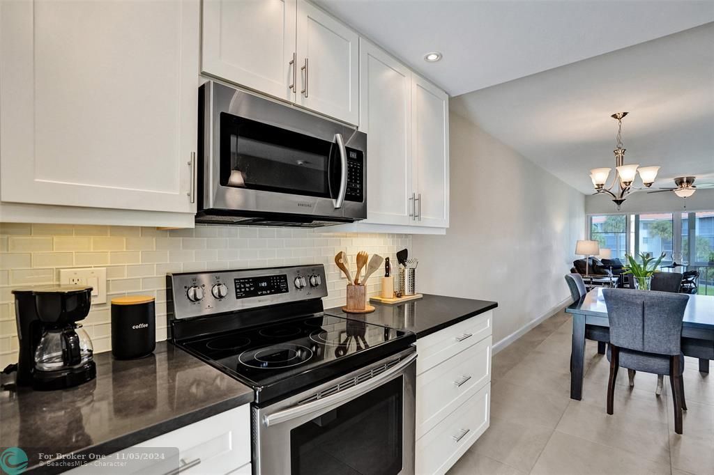 For Sale: $429,000 (2 beds, 2 baths, 941 Square Feet)